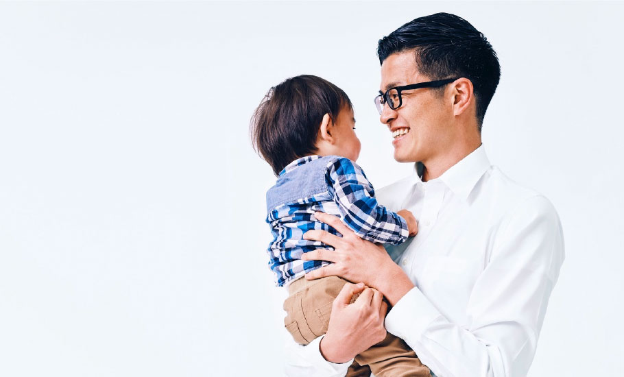 子どもを抱きかかえる写真